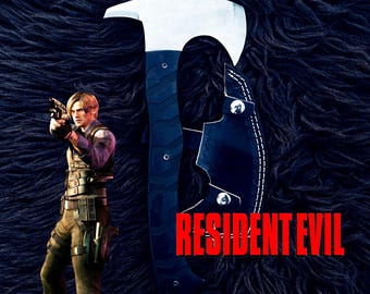 Puede incluir: Un hacha negra y plateada con un mango azul oscuro y una funda de cuero negro. El texto "RESIDENT EVIL" está en rojo. Una persona sostiene un arma en el fondo.