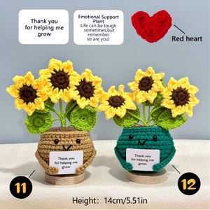 Pu&ograve; includere: Piante di girasole all'uncinetto in vasi marroni e verdi, ognuna con un cartello che dice "Grazie per avermi aiutato a crescere". I girasoli gialli hanno centri marroni. Altezza: 14 cm.