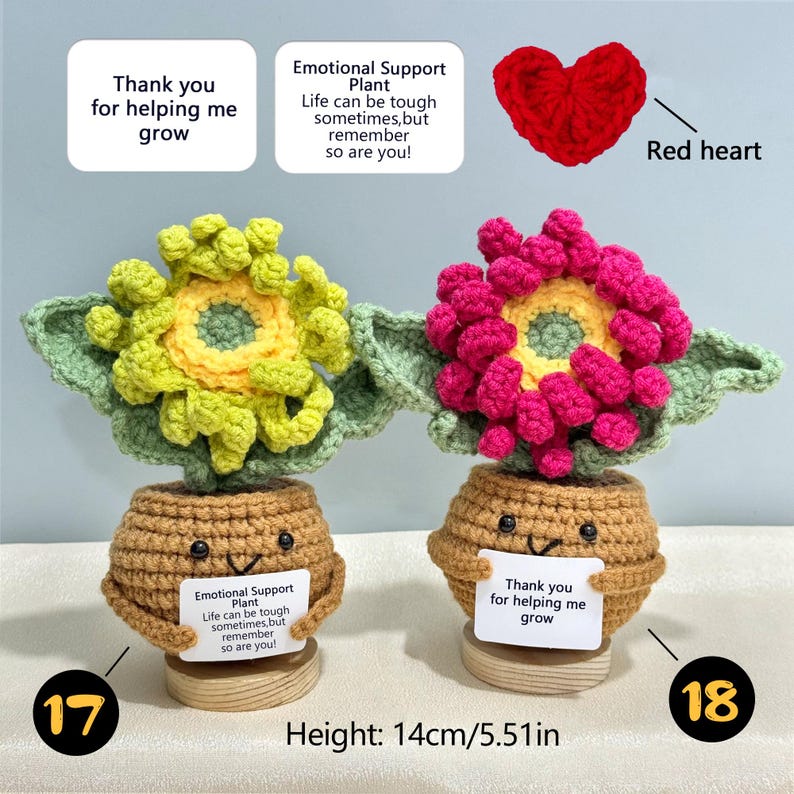 Pu&ograve; includere: Due piante di supporto emotivo all'uncinetto, una con fiori gialli e verdi, l'altra con fiori rosa. Ogni pianta &egrave; in un vaso marrone e tiene un cartello. Altezza: 14 cm.