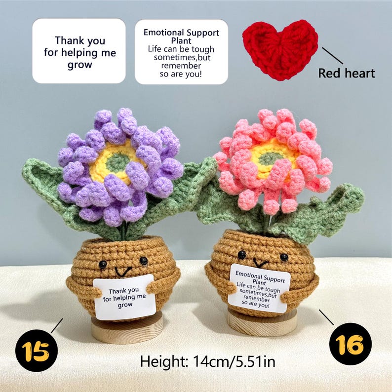 Pu&ograve; includere: Vaso di fiori all'uncinetto con un volto sorridente, che tiene un cartello con la scritta "Thank you for helping me grow". Il fiore &egrave; viola e rosa, con foglie verdi. Altezza: 14 cm.