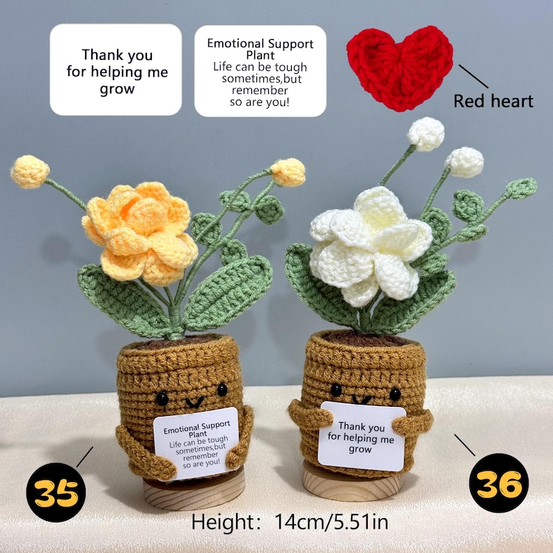 Pu&ograve; includere: Piante di supporto emotivo all'uncinetto con fiori gialli e bianchi, foglie verdi e vasi marroni. Ogni vaso ha una faccia sorridente e tiene in mano un cartello con testo. Altezza: 14 cm.