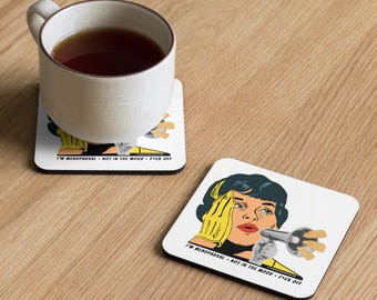Op de afbeelding: Twee vierkante onderzetters met een retro pop-art ontwerp. Eén onderzetter heeft een witte mok met thee erop. De onderzetters tonen een huilende vrouw met een gele handschoen en de tekst "I'M MENOPAUSAL - NOT IN THE MOOD - F*CK OFF."