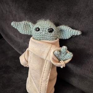 Grogu Inspirierte Häkelanleitung – Kind Amigurumi PDF – Posierbare Baby Alien Puppe – DIY Sternenkreatur Plüsch – Digital Download