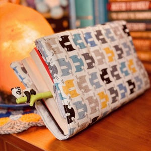 handmade • BOOK COVER • size S with cats + pockets + additional elastic band (height 21,5 cm) • book sleeve • book case • paperback