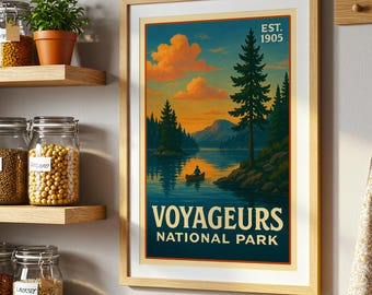 Peut inclure: Impression d'art encadrée représentant un paysage du parc national des Voyageurs. L'œuvre d'art dépeint une scène de lac avec une personne en canoë, entourée d'arbres et de montagnes sous un ciel de coucher de soleil. Le texte "VOYAGEURS NATIONAL PARK" est affiché.