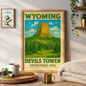 Könnte beinhalten: Gerahmtes Vintage-Reiseposter des Devils Tower in Wyoming, gegründet 1906. Das Poster hat ein grünes und gelbes Farbschema mit dem Text "WYOMING" und "DEVILS TOWER". Das Bild zeigt den Turm und die umliegende Landschaft.