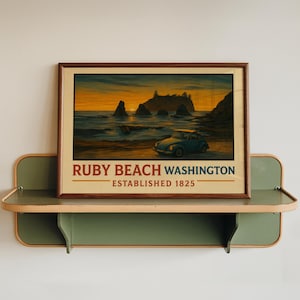 Könnte beinhalten: Gerahmter Druck mit einer Küstenlandschaft bei Sonnenuntergang und einem teal-farbenen Oldtimer am Strand. Der Druck trägt die Aufschrift "Ruby Beach Washington Established 1825". Das Kunstwerk wird auf einem grünen Regal präsentiert.