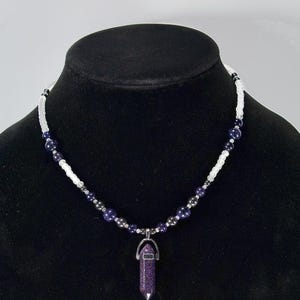 Sky COTL Blått guldstenshalsband “Isle of Dawn” (blå guldsten och vita pärlor, pärlor som lyser i mörkret, 41 cm)