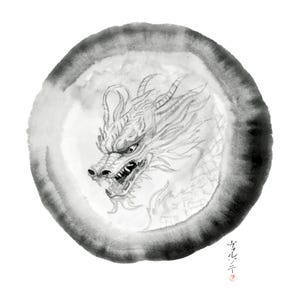 Peut inclure: Dessin à l'encre noir et blanc d'une tête de dragon dans un cadre circulaire. Le dragon présente des écailles, des cornes et une gueule ouverte détaillées. L'œuvre est réalisée dans un style japonais traditionnel, avec des coups de pinceau et une esthétique minimaliste.