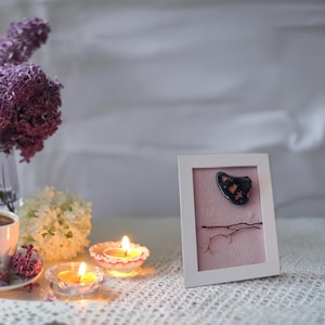 Stone Heart Wall Art – Natural Pebble Hearts Frame – Handmade Coastal Love Decor – Unique Beach Stone Art - Serie Cors - Cors de Pedra VII