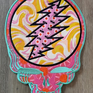 以下が含まれることがあります： 黒いハンドルと黒い太字の「But First, Coffee」のテキストが入った白いセラミックマグ。マグは白い表面にあります。マグの高さは10cmです。