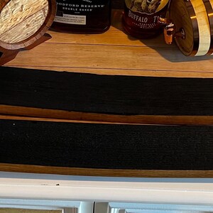 Op de afbeelding: Twee gebogen, rechthoekige houten trays met donkere, getextureerde centra en lichtbruine randen. De trays zijn gemaakt van gerecyclede vatenstaven, die de natuurlijke houtnerf laten zien. De trays worden gepresenteerd op een wit oppervlak.