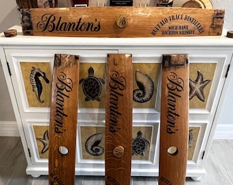 Letrero de duela de barril de bourbon de Kentucky recuperado "Blanton's With a Bung", regalo para amantes del bourbon. Precio unitario.