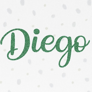 Può includere: Il nome "Diego" in un carattere corsivo, reso con glitter verdi. Lo sfondo è bianco con pois chiari sparsi. Il design è semplice ed elegante.