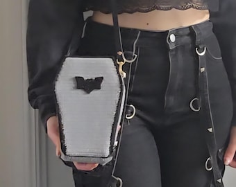 Häkelanleitung für Sargtasche: Gothic Crossbody Purse (PDF-Muster)