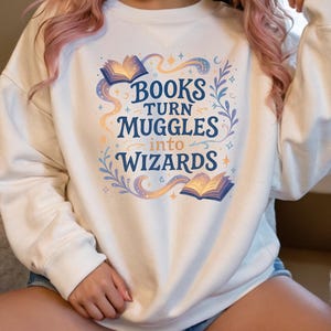 Książki zamieniają mugoli w czarodziejów PNG, Clipart dla miłośników książek, Sublimacja magii czytania PNG, Cyfrowe pobieranie cytatów fantasy, Fantastyczna sztuka PNG