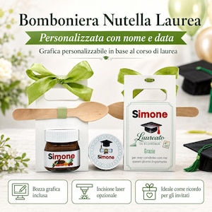 Op de afbeelding: Een Nutella afstudeerbedankje set bestaande uit een klein potje met een witte deksel, een houten lepel en een wit geschenkdoosje. Het etiket toont de naam Simone, een icoon van een afstudeerhoed en de tekst Grazie per aver condiviso con me questo giorno importante.