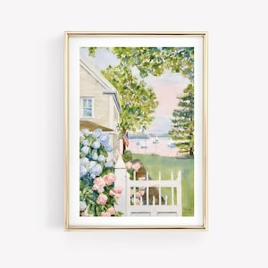 Puede incluir: Pintura a la acuarela de una escena costera con una valla blanca, una casa y veleros en el agua. La casa tiene un exterior amarillo claro y está rodeada de exuberante vegetación y flores coloridas. Se muestra una bandera estadounidense.