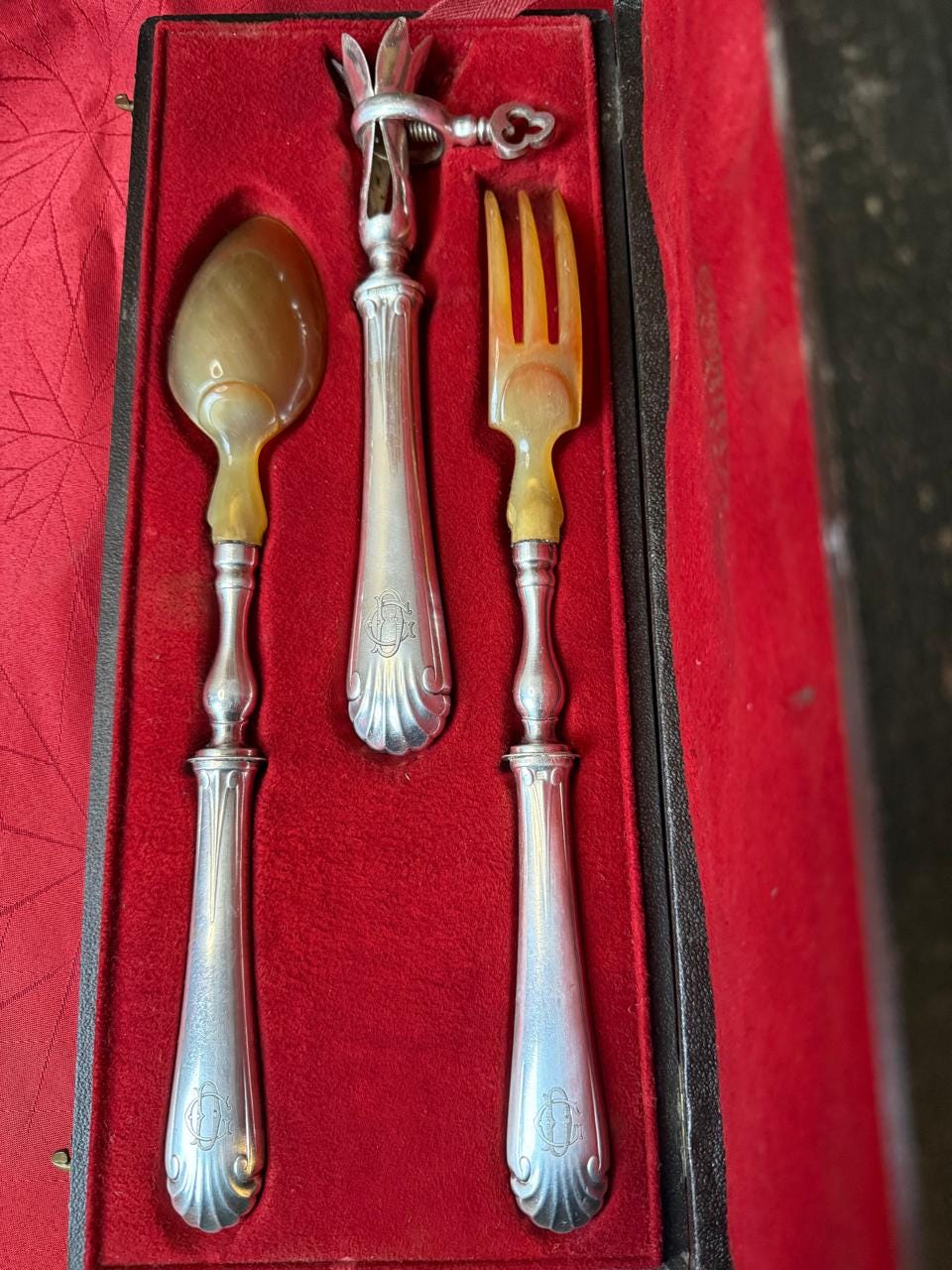 Service a gigot en métal argenté dans son écrin d'origine. Début 20éme