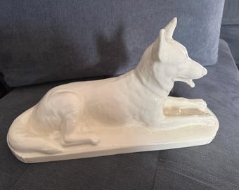 Große Art-déco-Statue eines Deutschen Schäferhundes – Sarreguemines Nr. 5546 – Französische Fayence, 1920er Jahre – 44,5 cm große Keramik-Hundeskulptur