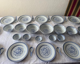 Vintage chinesisches Porzellan-Essservice für 12 Personen, Drachen- und Reiskornmuster, blau-weiß, Ende des 20. Jahrhunderts