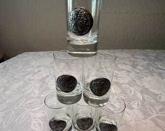 Vintage-Set aus sechs Schnapsgläsern mit Zinnmünzen aus den 1960er Jahren