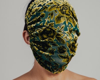 Mascarilla facial completa de terciopelo de seda con diseño floral: estilo gótico barroco, moda vanguardista, máscara de ocultación anónima.