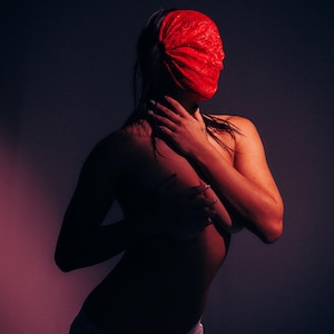 Koronkowa maska na całą twarz – przewiewna, lekka, zmywalna, wygodna, dostępna w wielu kolorach