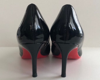 Chaussures à talons aiguilles noires et rouges