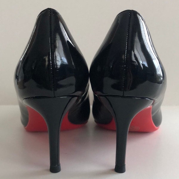 Chaussures à talons aiguilles noires et rouges