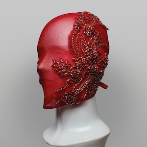Máscara facial completa de cristal rojo, máscara de malla con pedrería – Máscara vanguardista, cubrebocas de estilo burlesque.