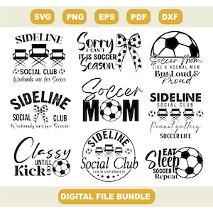 Könnte beinhalten: Ein digitales Dateipaket mit Fußballmotiven in Schwarz und Weiß. Designs beinhalten Texte wie "Soccer Mom", "Sideline Social Club" und Fußballgrafiken. Enthält SVG-, PNG-, EPS-, PDF- und DXF-Dateiformate.