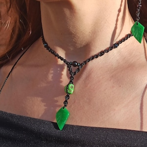 Collar gótico de macramé: hoja de nefrita, calavera de howlita y plata de ley.
