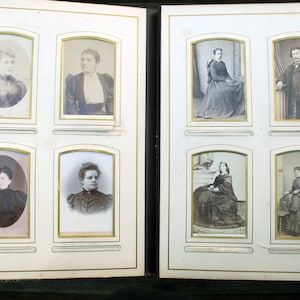Könnte beinhalten: Ein antikes Fotoalbum mit acht Schwarzweißfotos von Personen in festlicher Kleidung. Das Album hat einen weißen Einband mit goldenen Verzierungen.