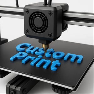 Könnte beinhalten: Ein 3D-Drucker in Betrieb, der die Worte "Custom Print" in leuchtendem Blau erstellt. Der Drucker hat ein schwarzes Gehäuse mit einer Düse, die Material auf eine schwarze Oberfläche abgibt. Der Text ist fett und ohne Serifen.