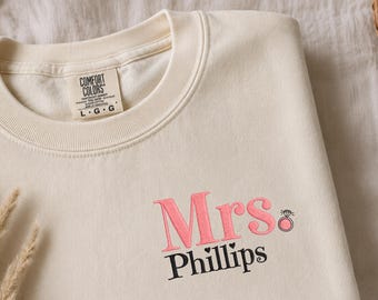 T-shirt personalizzata con ricamo "Mrs.", nome ricamato, ideale per matrimoni e luna di miele.