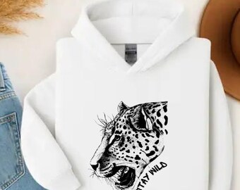 Sudadera con capucha con estampado de leopardo, camiseta gráfica Stay Wild, sudadera cómoda de mezcla de algodón, Gildan Crew