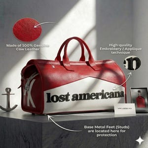 K&ouml;nnte beinhalten: Eine rot-wei&szlig;es Leder-Duffel-Tasche mit dem Text "lost americana". Die Tasche ist aus echtem Rindsleder gefertigt und verf&uuml;gt &uuml;ber einen Rei&szlig;verschluss und zwei Griffe. Die Tasche hat Metallf&uuml;&szlig;e zum Schutz.