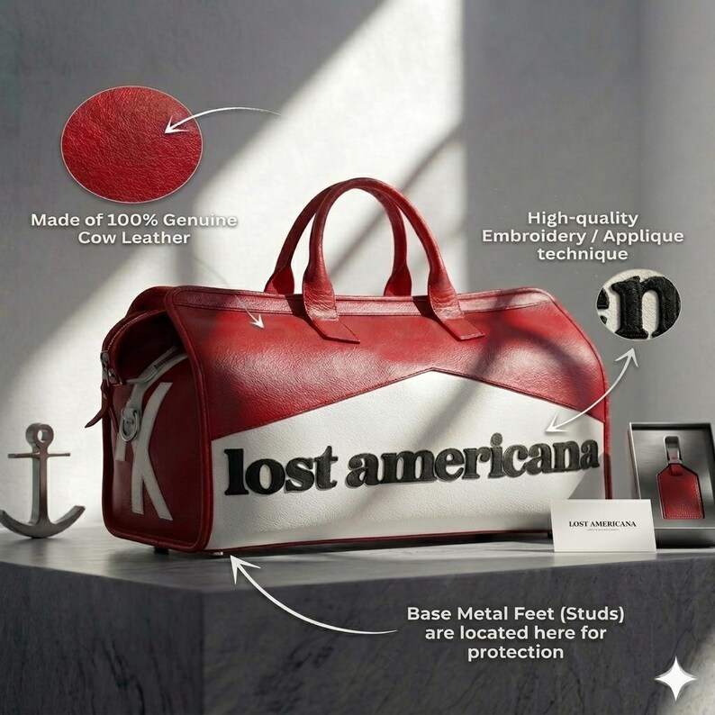 K&ouml;nnte beinhalten: Eine rot-wei&szlig;es Leder-Duffel-Tasche mit dem Text "lost americana". Die Tasche ist aus echtem Rindsleder gefertigt und verf&uuml;gt &uuml;ber einen Rei&szlig;verschluss und zwei Griffe. Die Tasche hat Metallf&uuml;&szlig;e zum Schutz.