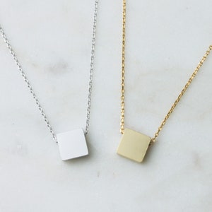 Personligt halsband med initialer, fyrkantigt hänge, anpassad rektangulär berlock, lagerhalsband, minimalistiska smycken, jubileumspresent