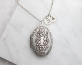 Personalized Vintage style flower pattern oval Locket, Custom Initial disc Silver Oval locket Necklace, Gift for mom, Wedding Gift -S2081
