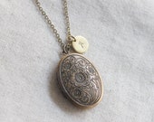 Personalized Vintage style Oval Locket, Custom Gold oval locket Initial disc Necklace, Gift for mom, Gift for Friend, Wedding Gift - S2065