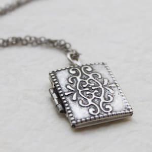 Vintage Style Buch Locket Halskette: Nachricht Rechteck Anhänger, Die Bibel Medaillon, Geschenk für Mama