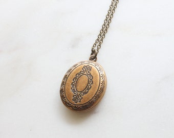 Antique modèle de dentelle personnalisé modèle ovale Locket, Custom Gold Initial coin médaillé, Cadeau pour maman, cadeau de mariage, cadeau de demoiselle d’honneur -S2009