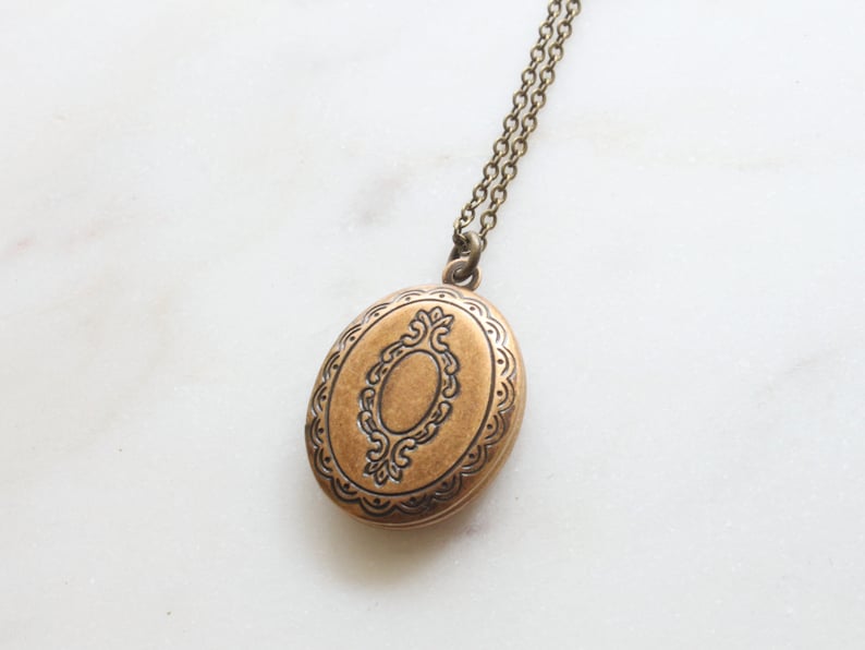 Antique style Personalized lace pattern oval Locket, Custom Gold Initial coin locket, Gift for mom, Wedding Gift, Bridesmaid gift S2009 image 1