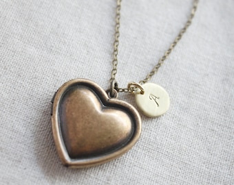 Personalized Vintage style Simple Heart Locket, Custom Gold heart locket Initial disc Necklace, Gift for mom, Wedding Gift, Gift idea -S2092