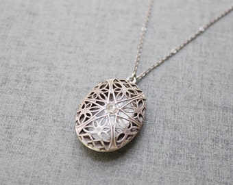 Vintage style Filigree oval Locket - S2118
