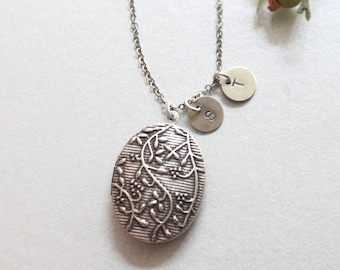 Personalized Vintage Style Oval Locket Necklace, Custom Initial Disc, Gift for mom -S2363