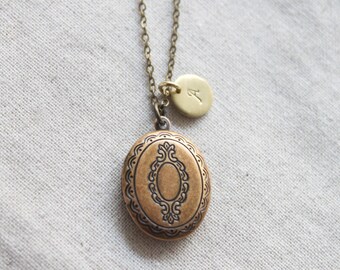 Personalized Vintage style oval Locket, Custom Gold oval locket Initial disc Necklace, Gift for mom, Gift for Friend, Wedding Gift -S2009