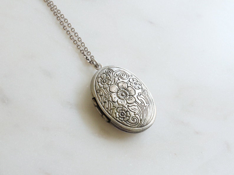 Vintage style Floral pattern oval Locket, Oval Long Chain Locket Necklace, Gift for mom, Gift for Friend, Wedding Gift, Gift idea  - S2065 